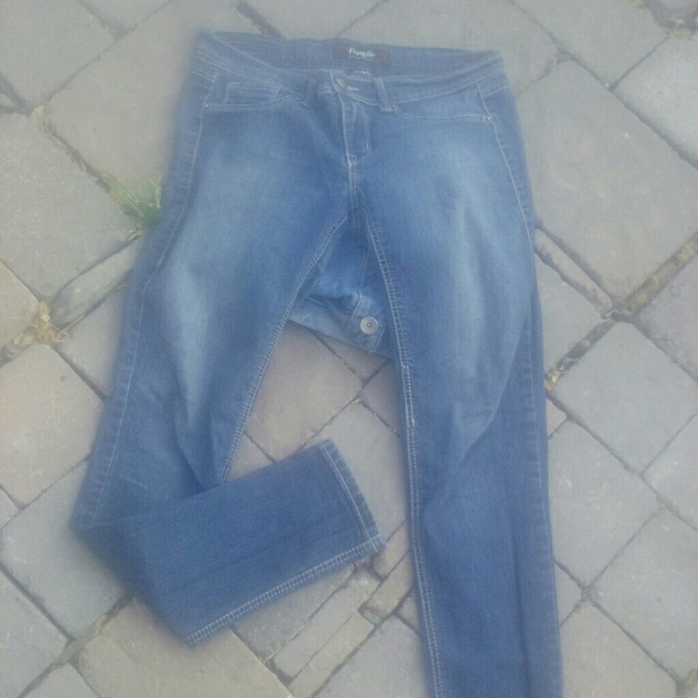 Fragile jeans